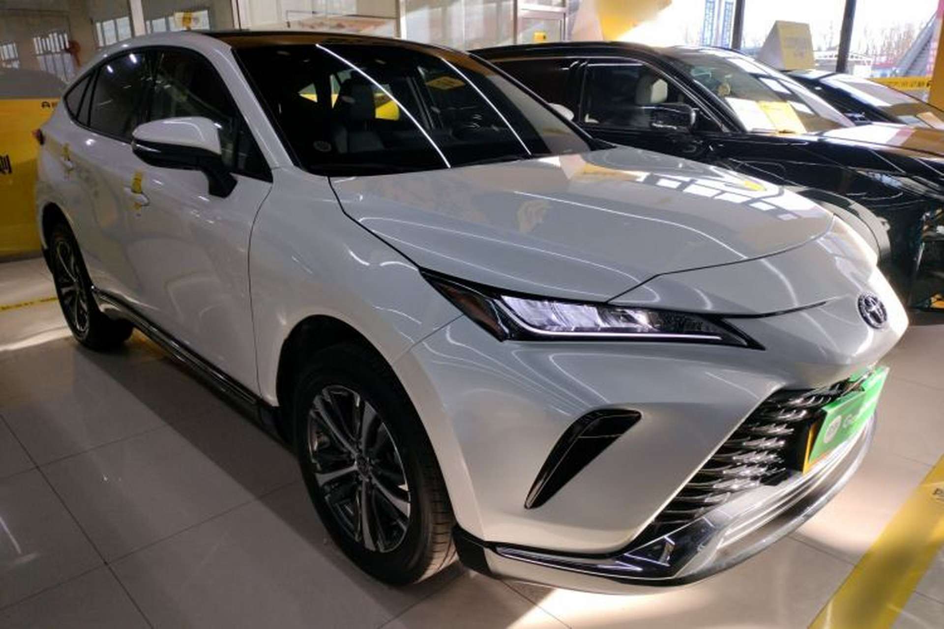 Used Toyota Venza 2023 2.0L CVT Two-Wheel Drive Luxury Edition Exterior 2
