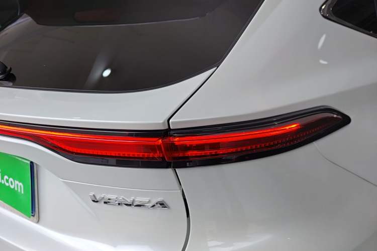 Used Toyota Venza 2023 2.0L CVT Two-Wheel Drive Luxury Edition Exterior 3