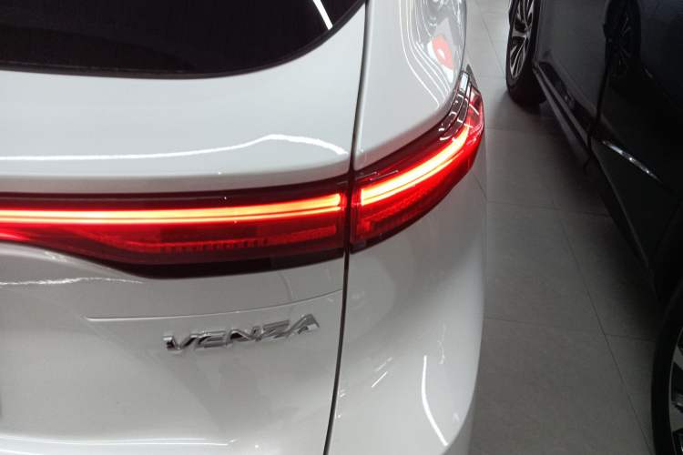 Used Toyota Venza 2023 2.0L CVT Two-Wheel Drive Prestige Version Exterior 3