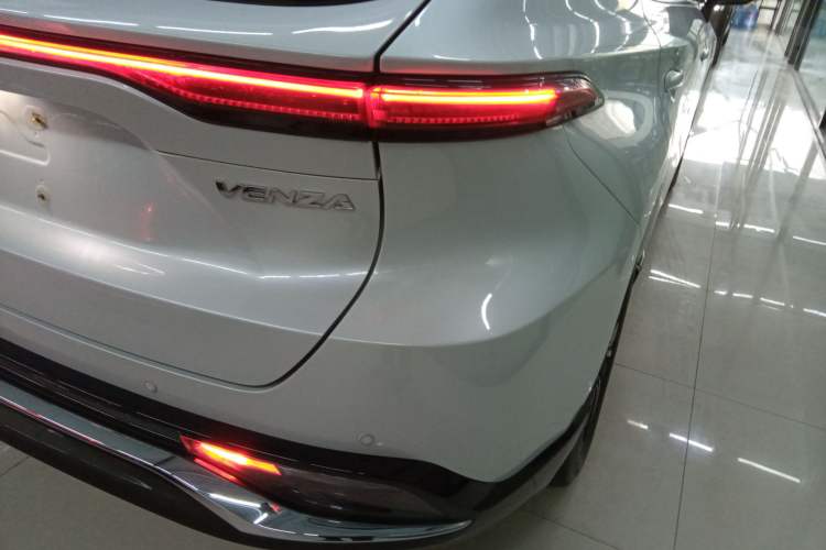 Used Toyota Venza 2023 2.0L CVT Two-Wheel Drive Prestige Version Exterior 3