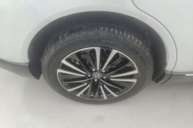 Used Toyota Venza 2023 2.0L CVT Two-Wheel Drive Prestige Version Exterior 3