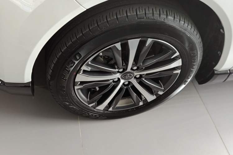 Used Toyota Venza 2023 2.0L CVT Two-Wheel Drive Luxury Edition Exterior 4