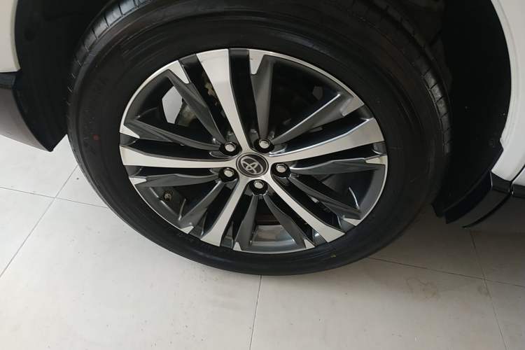 Used Toyota Venza 2023 2.0L CVT Two-Wheel Drive Luxury Edition Exterior 5