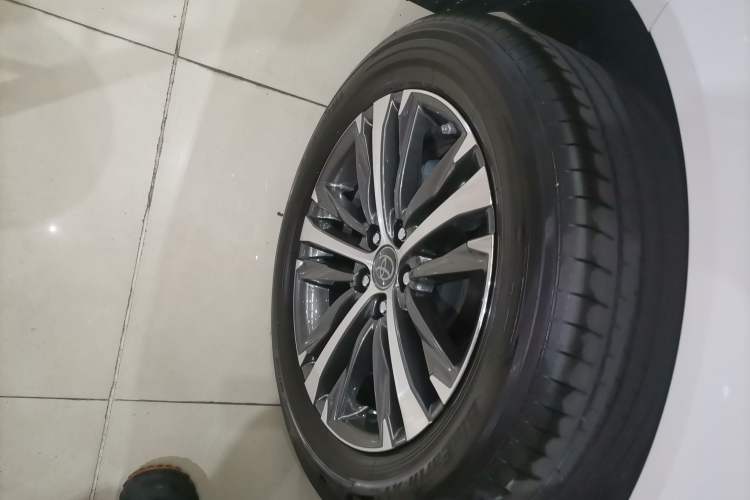 Used Toyota Venza 2023 2.0L CVT Two-Wheel Drive Luxury Edition Exterior 5