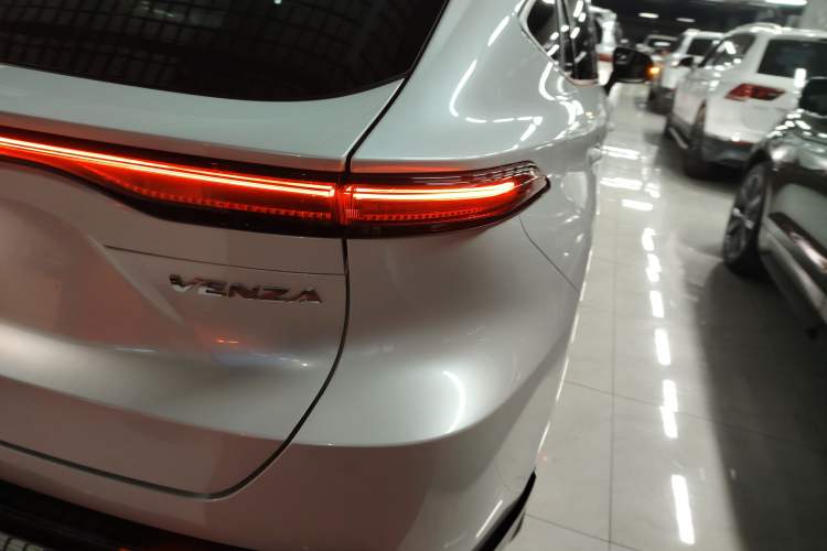 Used Toyota Venza 2023 2.0L CVT Two-Wheel Drive Luxury Edition Exterior 6