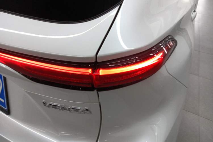 Used Toyota Venza 2023 2.0L CVT Two-Wheel Drive Luxury Edition Exterior 6