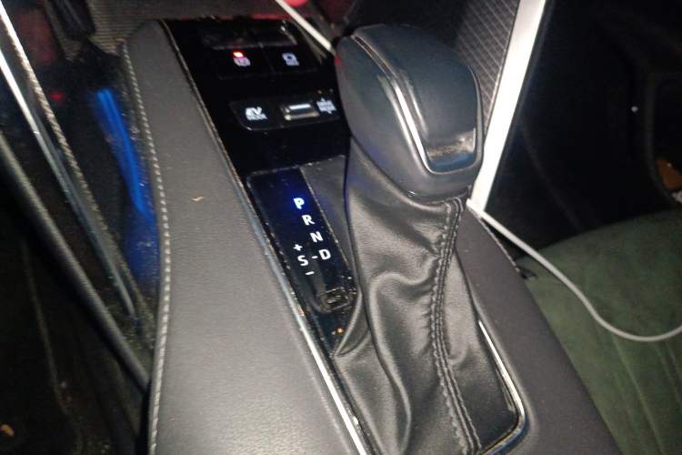 Used Toyota Venza 2023 2.5L Smart Electric Hybrid Dual-Drive Prestige Version Gear Lever