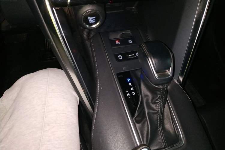 Used Toyota Venza 2023 2.0L CVT Two-Wheel Drive Luxury Edition Gear Lever