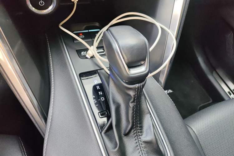 Used Toyota Venza 2023 2.5L Smart Electric Hybrid Dual-Drive Luxury Edition Gear Lever