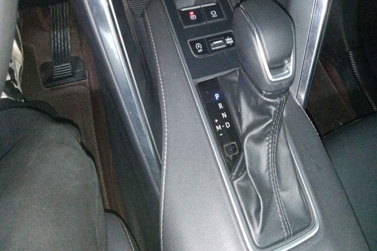 Used Toyota Venza 2023 2.0L CVT Two-Wheel Drive Luxury Edition Gear Lever