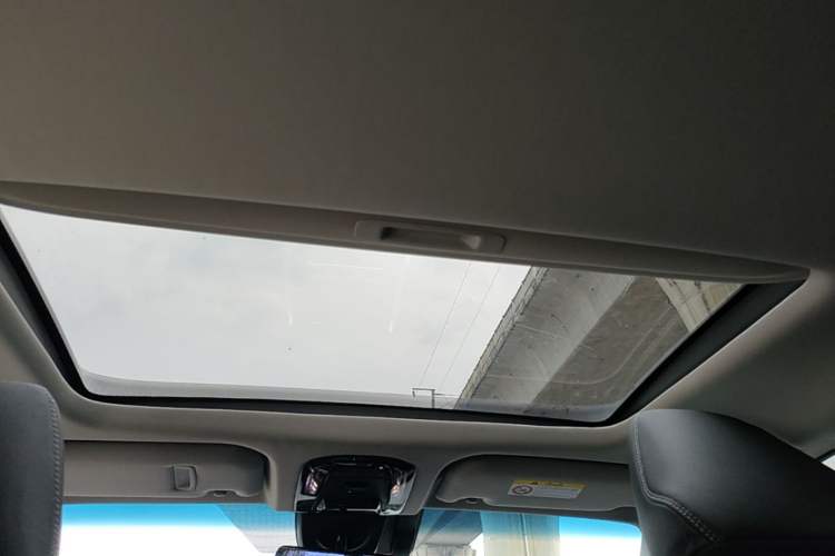 Used Toyota Venza 2023 2.0L CVT Two-Wheel Drive Prestige Version Headliner