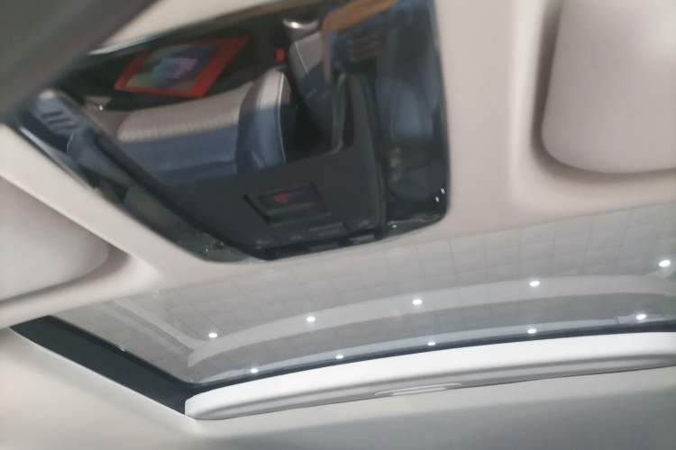 Used Toyota Venza 2023 2.0L CVT Two-Wheel Drive Prestige Version Headliner