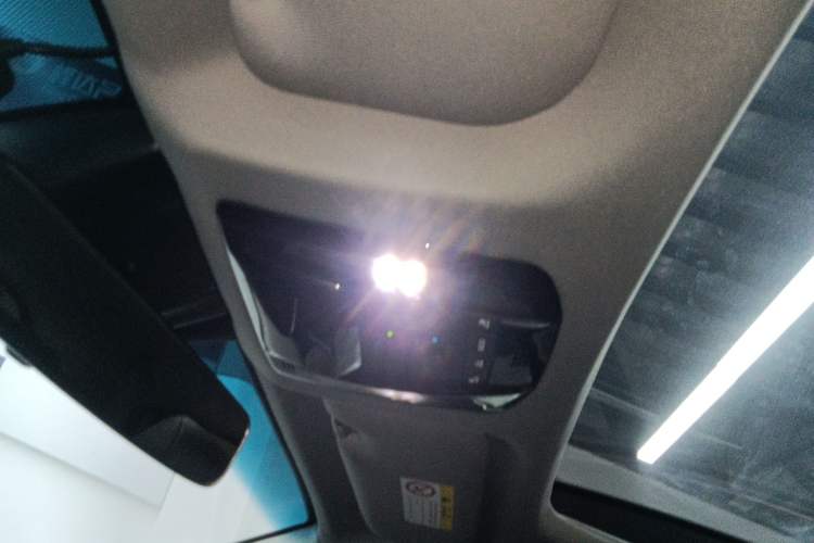 Used Toyota Venza 2023 2.0L CVT Two-Wheel Drive Luxury Edition Headliner