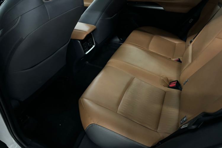 Used Toyota Venza 2023 2.0L CVT Two-Wheel Drive Prestige Version Interior 3