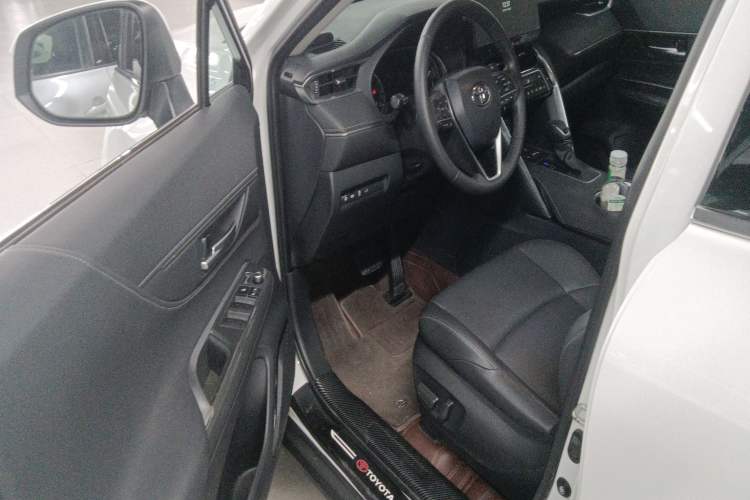 Used Toyota Venza 2023 2.0L CVT Two-Wheel Drive Luxury Edition Interior 3