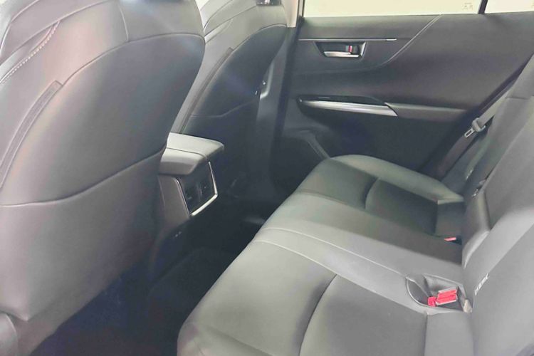 Used Toyota Venza 2023 2.0L CVT Two-Wheel Drive Luxury Edition Interior 7