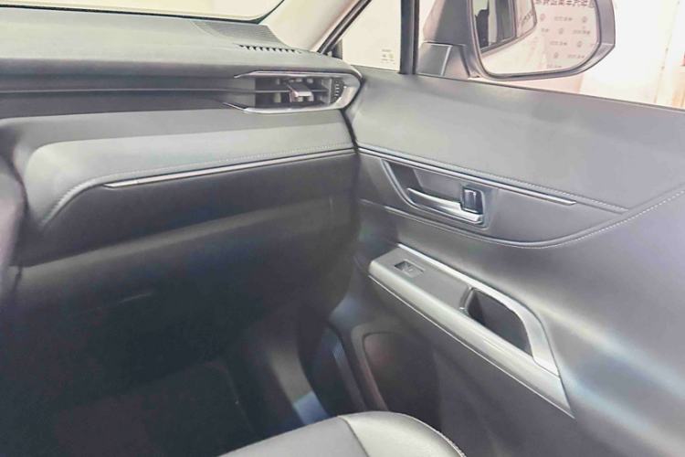 Used Toyota Venza 2023 2.0L CVT Two-Wheel Drive Luxury Edition Interior 9