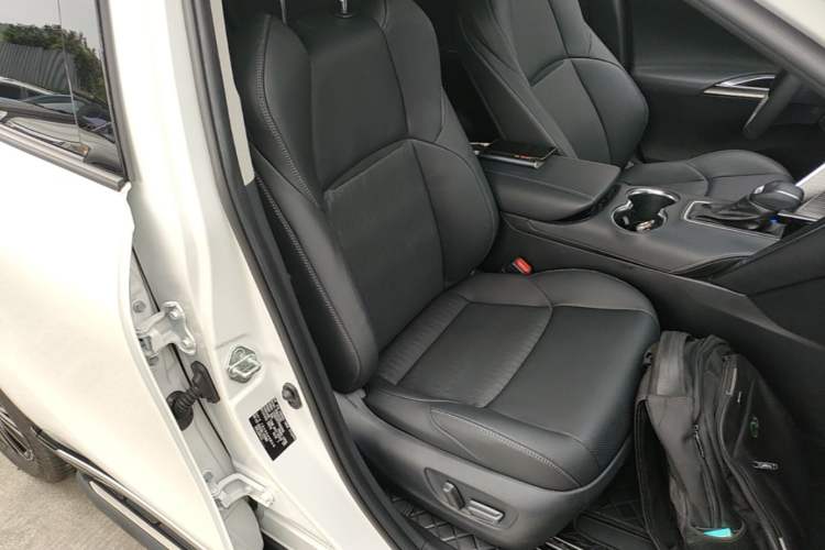 Used Toyota Venza 2023 2.0L CVT Two-Wheel Drive Prestige Version Right Front Seat