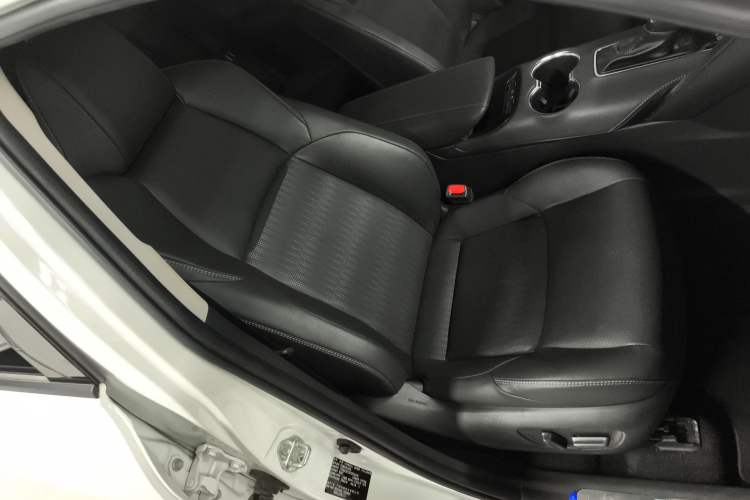 Used Toyota Venza 2023 2.0L CVT Two-Wheel Drive Prestige Version Right Front Seat
