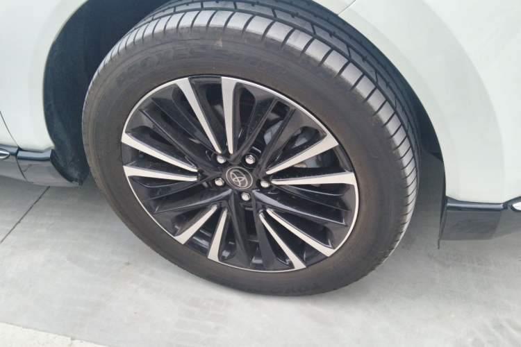 Used Toyota Venza 2023 2.0L CVT Two-Wheel Drive Prestige Version Right Front Wheel Hub