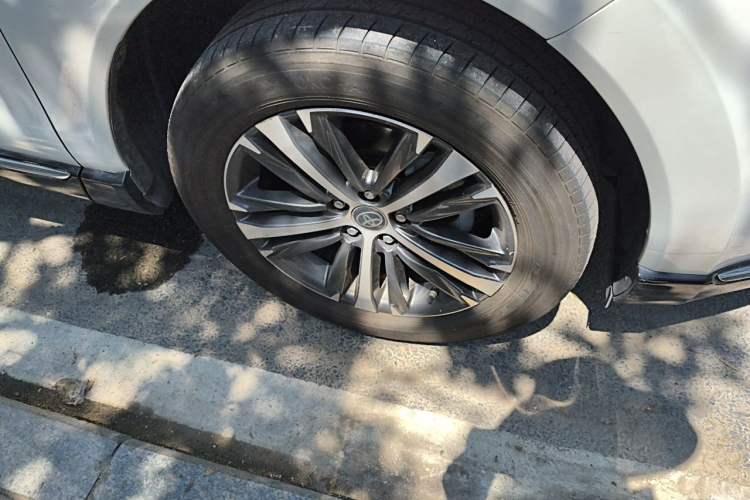 Used Toyota Venza 2023 2.0L CVT Two-Wheel Drive Luxury Edition Right Front Wheel Hub