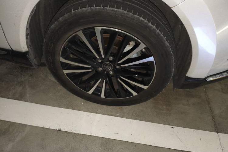 Used Toyota Venza 2023 2.5L Smart Electric Hybrid Dual-Drive Prestige Version Right Front Wheel Hub