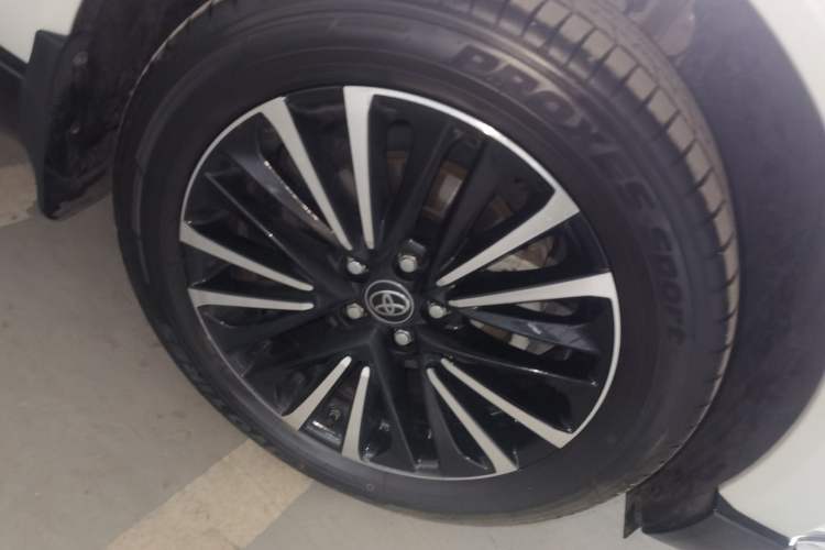 Used Toyota Venza 2023 2.0L CVT Two-Wheel Drive Prestige Version Right Front Wheel Hub