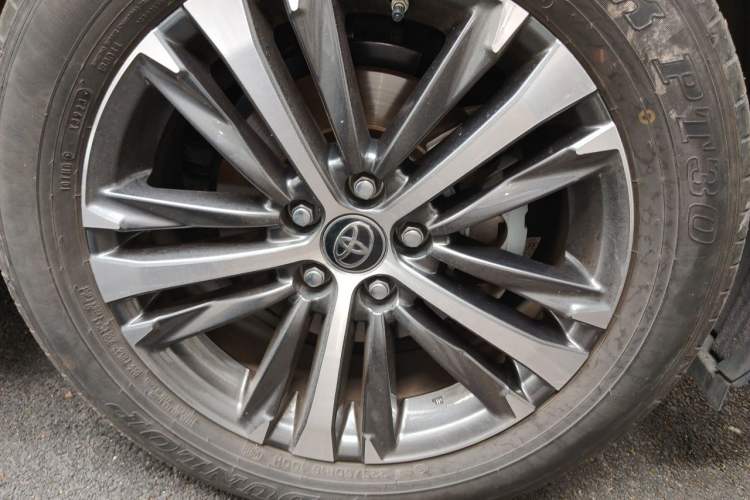 Used Toyota Venza 2023 2.0L CVT Two-Wheel Drive Luxury Edition Right Front Wheel Hub