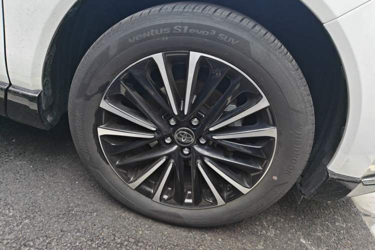 Used Toyota Venza 2023 2.0L CVT Two-Wheel Drive Prestige Version Right Front Wheel Hub