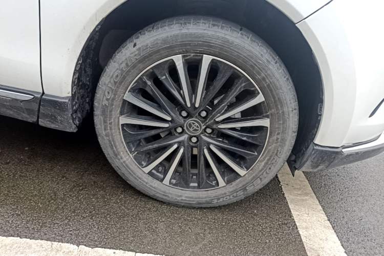 Used Toyota Venza 2023 2.0L CVT Two-Wheel Drive Prestige Version Right Front Wheel Hub