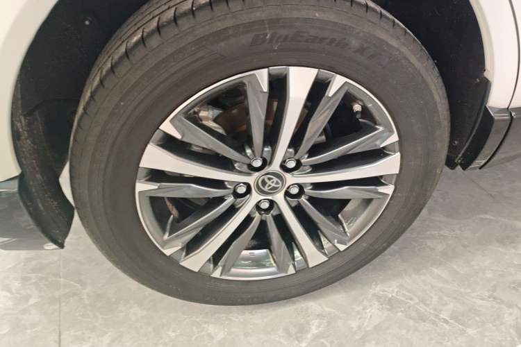 Used Toyota Venza 2023 2.0L CVT Two-Wheel Drive Luxury Edition Right Rear Wheel Hub