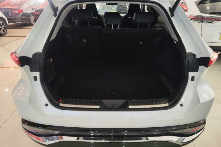 Used Toyota Venza 2023 2.0L CVT Two-Wheel Drive Prestige Version Trunk