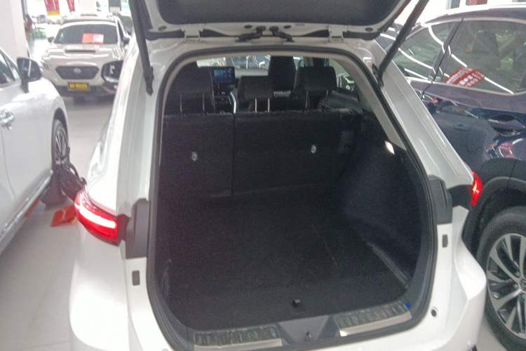 Used Toyota Venza 2023 2.0L CVT Two-Wheel Drive Prestige Version Trunk