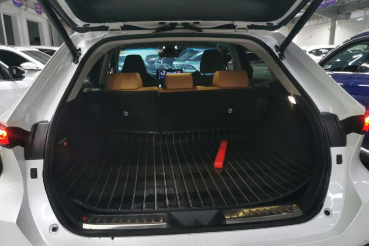 Used Toyota Venza 2023 2.0L CVT Two-Wheel Drive Prestige Version Trunk