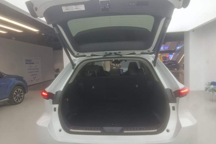 Used Toyota Venza 2023 2.0L CVT Two-Wheel Drive Prestige Version Trunk