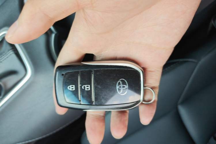 Used Toyota Venza 2023 2.0L CVT Two-Wheel Drive Luxury Edition Vehicle Key