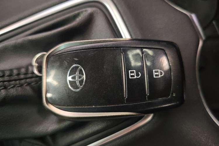 Used Toyota Venza 2023 2.0L CVT Two-Wheel Drive Luxury Edition Vehicle Key