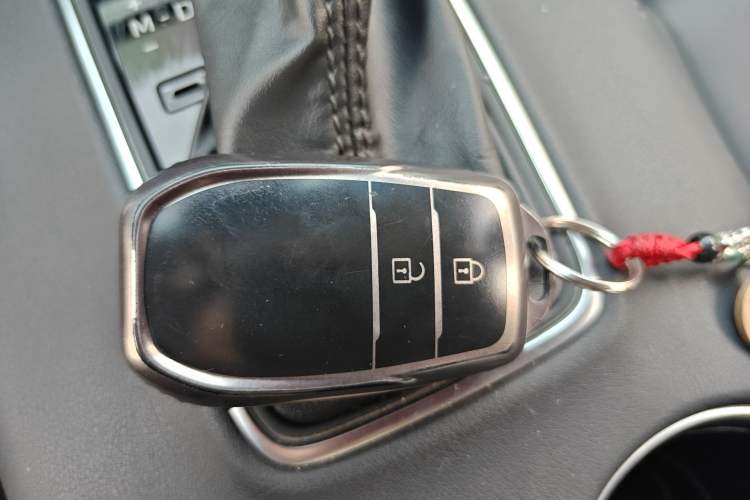 Used Toyota Venza 2023 2.0L CVT Two-Wheel Drive Luxury Edition Vehicle Key