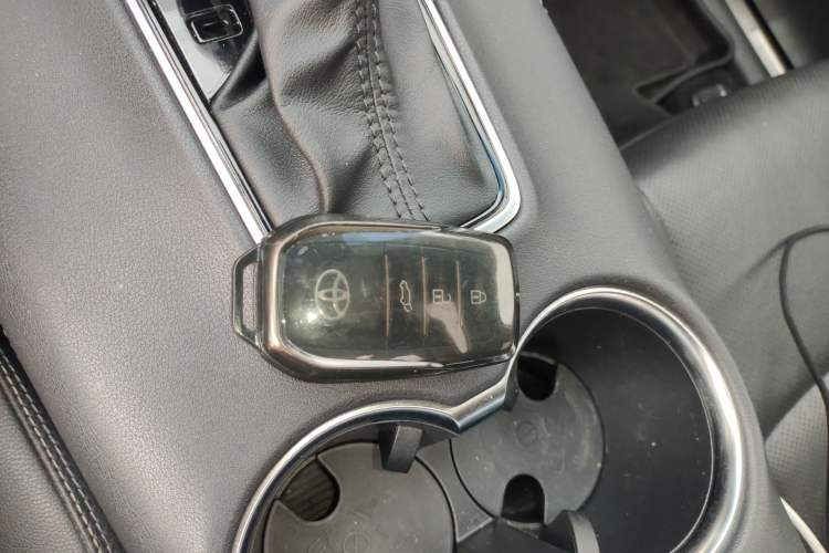 Used Toyota Venza 2023 2.5L Smart Electric Hybrid Dual-Drive Prestige Version Vehicle Key
