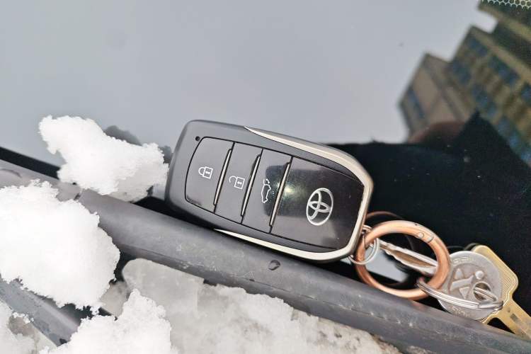 Used Toyota Venza 2024 2.0L CVT Two-Wheel Drive Prestige Edition Vehicle Key