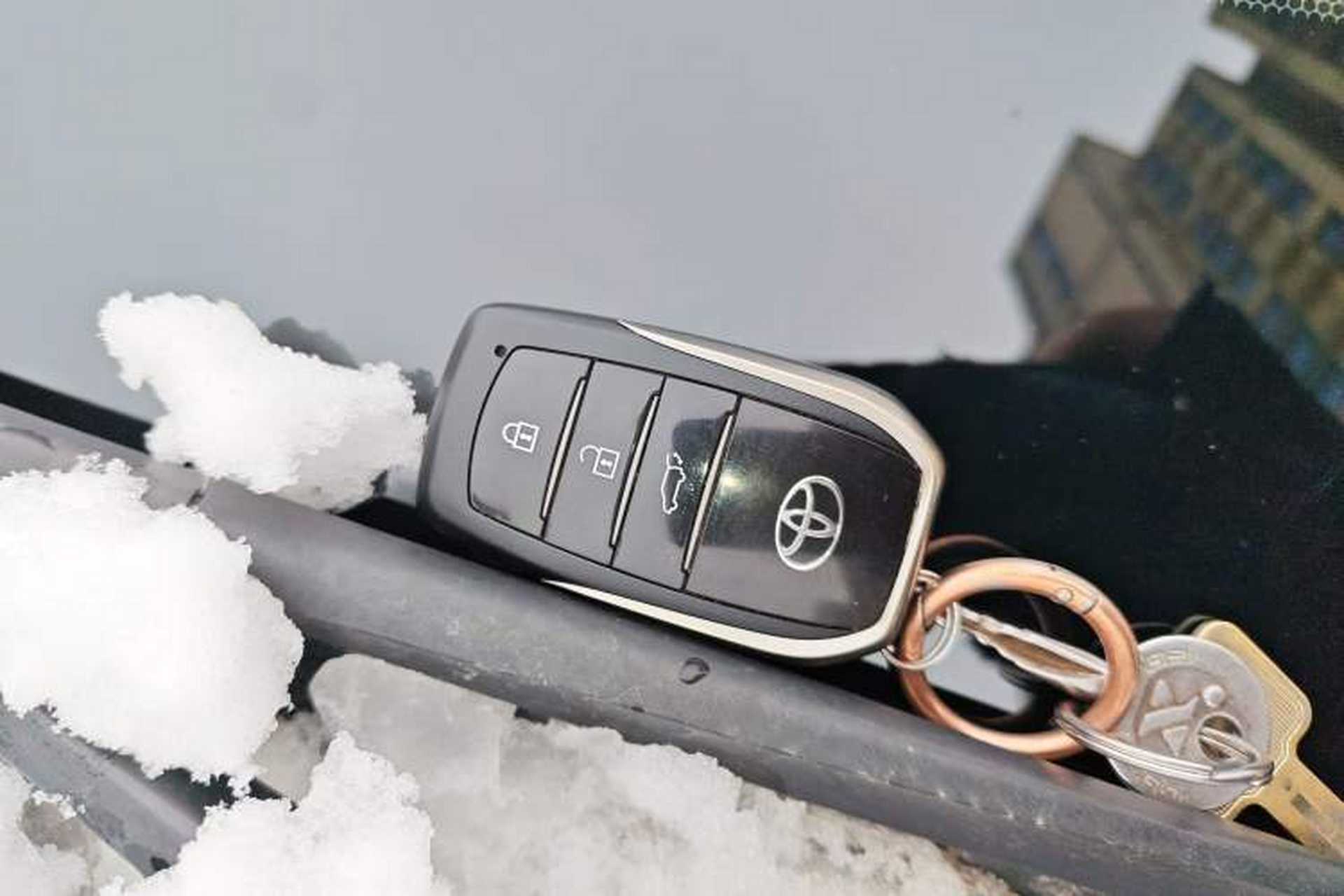 Used Toyota Venza 2024 2.0L CVT Two-Wheel Drive Prestige Edition Vehicle Key