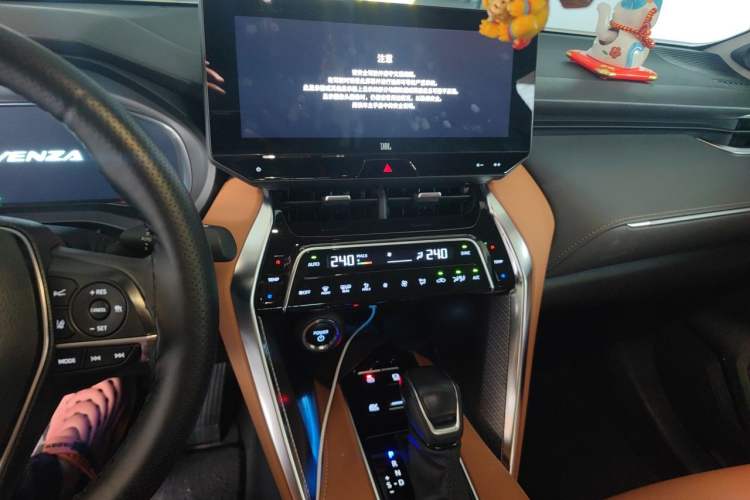 Used Toyota Venza 2024 2.5L Smart e-Power Dual-Motor Two-Wheel Drive Luxury Edition Audio And AC Panel
