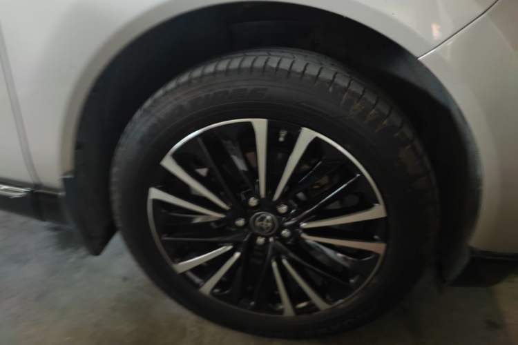 Used Toyota Venza 2024 2.5L Smart e-Power Dual-Motor Two-Wheel Drive Luxury Edition Right Front Wheel Hub