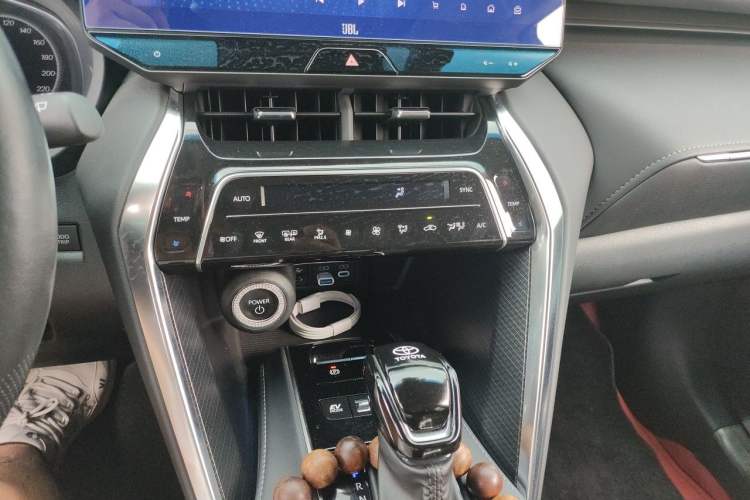 Used Toyota Venza 2024 2.5L Smart Electric Hybrid Dual-Drive Tech Edition Audio And AC Panel