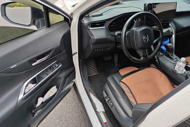 Used Toyota Venza 2024 2.0L CVT Two-Wheel Drive Tech Edition Driver Seat