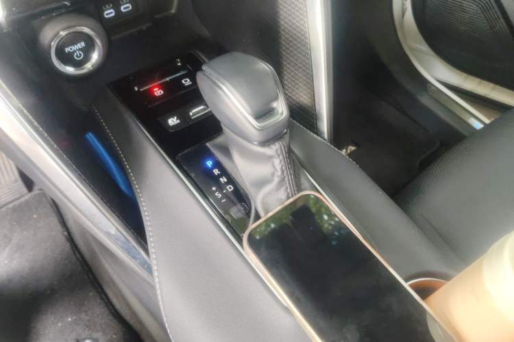 Used Toyota Venza 2024 2.5L Smart e-Power Dual-Motor Two-Wheel Drive Luxury Edition Gear Lever