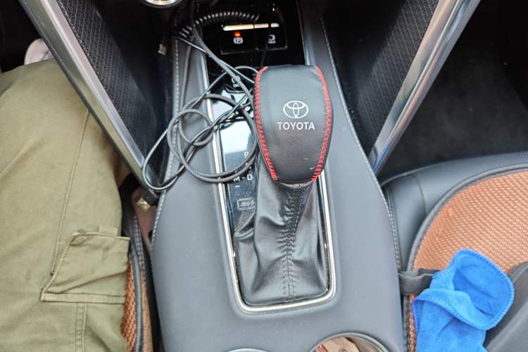 Used Toyota Venza 2024 2.0L CVT Two-Wheel Drive Tech Edition Gear Lever