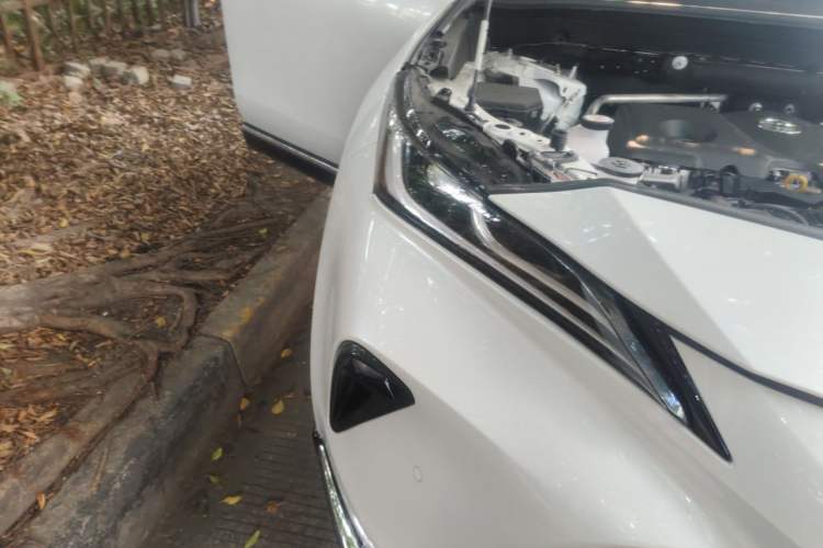 Used Toyota Venza 2024 2.5L Smart e-Power Dual-Motor Two-Wheel Drive Luxury Edition Right Front Headlight