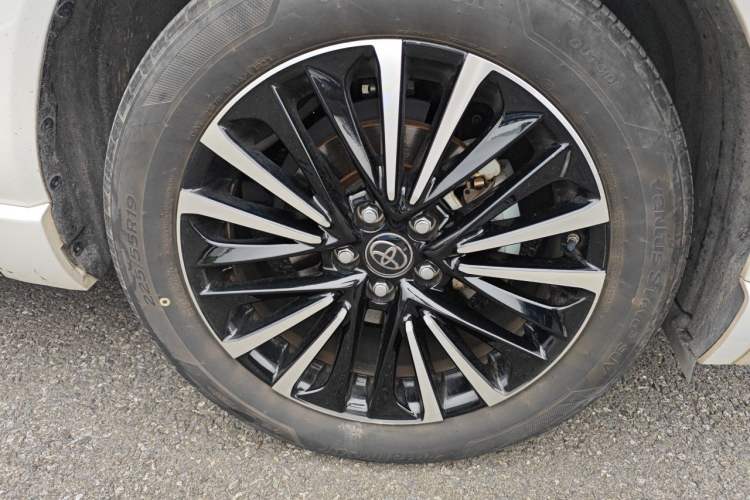 Used Toyota Venza 2024 2.0L CVT Two-Wheel Drive Tech Edition Right Front Wheel Hub