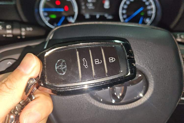 Used Toyota Venza 2024 2.5L Smart Electric Hybrid Dual-Drive Luxury PLUS Edition Vehicle Key